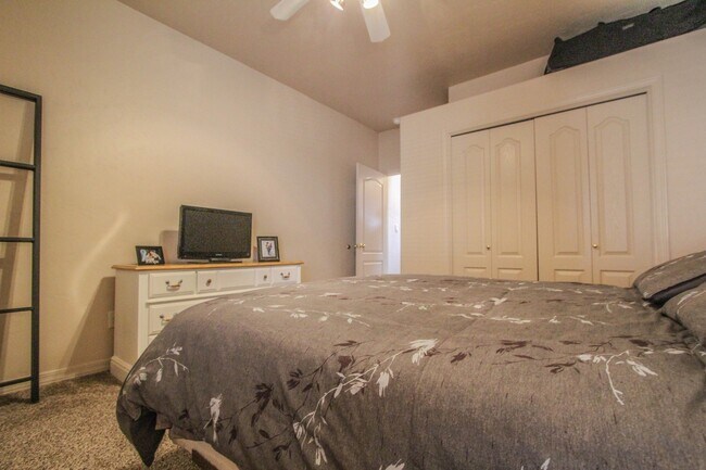 Foto del edificio - Plenty of space with this 4 Bedroom, 2 Bat...