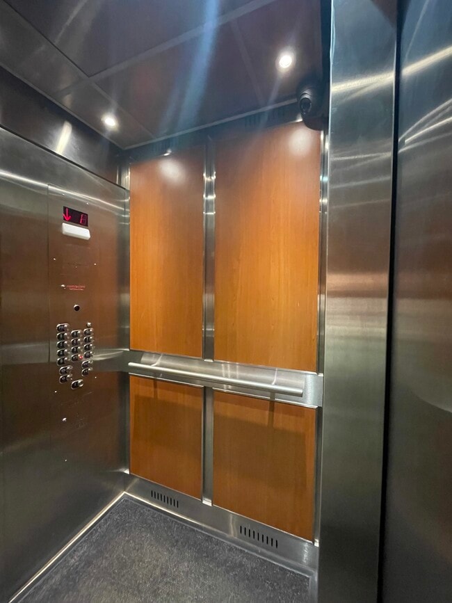 Building Photo - 255 Simcoe St N