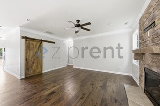Building Photo - Unit