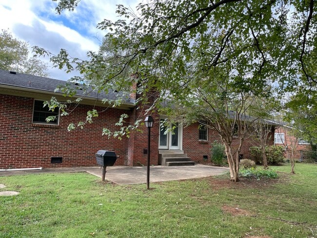 Building Photo - Large Family Home!!