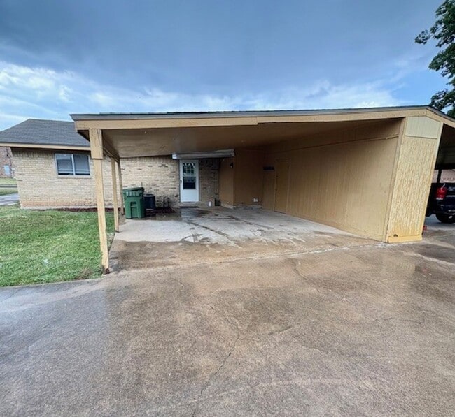 Building Photo - 204-206 Romana Circle