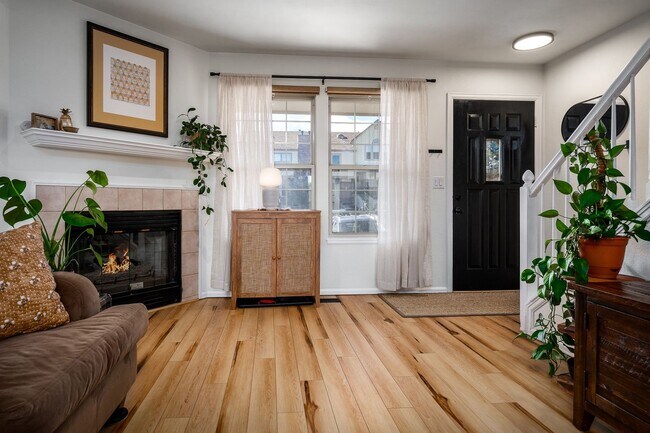 Foto del edificio - Stunning Townhome with Mountain Views in R...