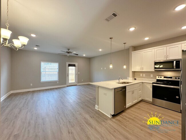 Building Photo - Charming 3 Bedroom Townhome in the heart of Fort Walton Beach!