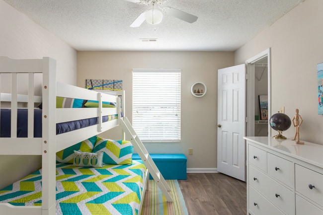 Dormitorio n.º 2 - Interior dorado - Ashley Oaks Apartments