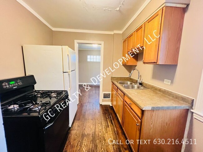 Building Photo - *** 2 BDRM / LAUNDRY HOOKUPS IN UNIT / BAS...