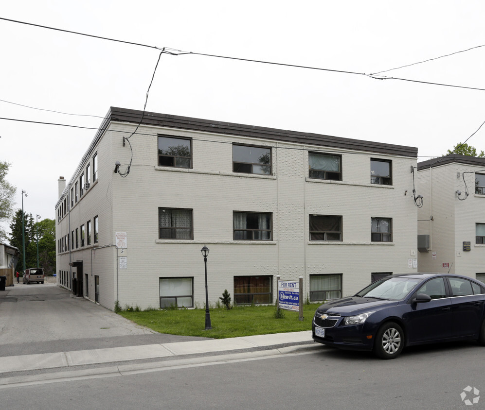 Primary Photo - 5-11 Birchlea Ave