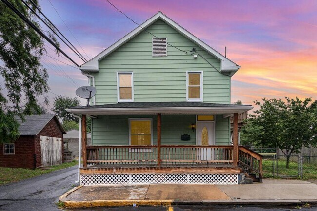 Building Photo - 122 S 5th St