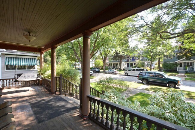 Foto del edificio - 4 Bed 1 Bath Charming St. Paul Duplex