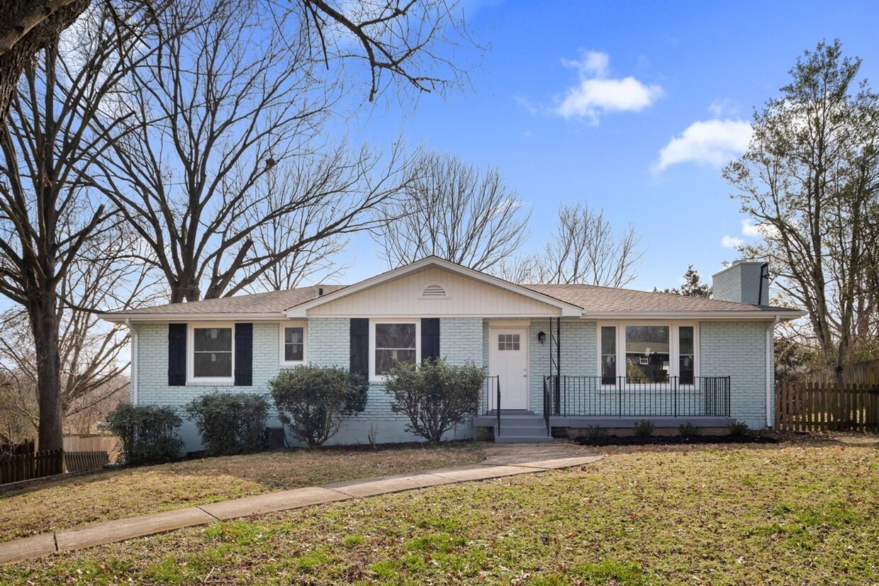 Foto principal - 3 bed 2.5 bath East Nashville Home on dead...