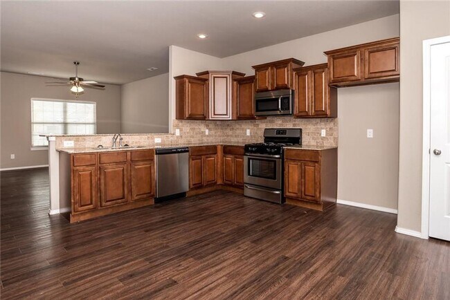 Foto del edificio - 4 bedroom 2.5 bath in Lowell-south of Promanade