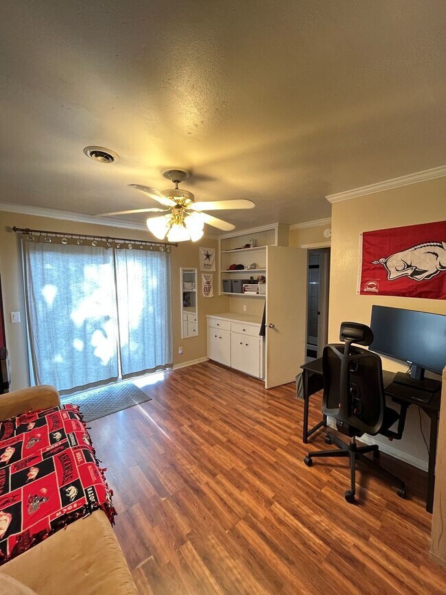 Building Photo - 4 bedroom 2 bath home near campus