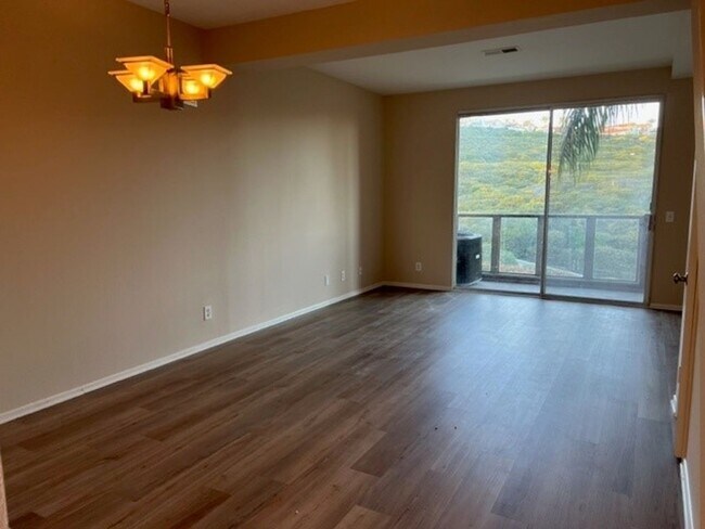 Building Photo - La Vista Condominiums: Upper 2 Bedroom 2.5...