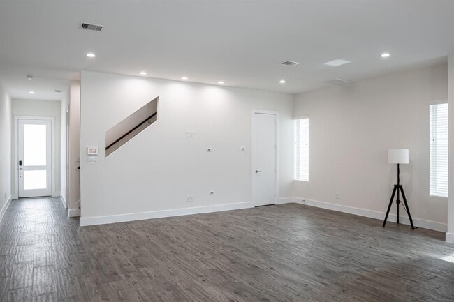 Building Photo - 5509 Paraiso Pl