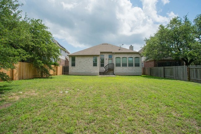 Building Photo - Beautiful 5 bedroom 3 bath house
