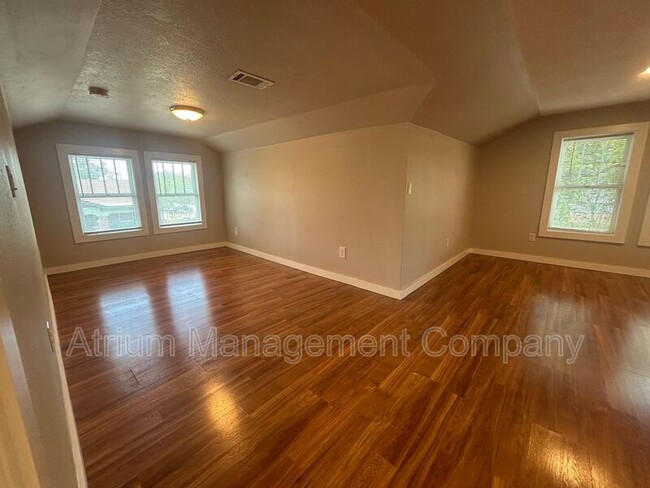 Building Photo - 5309 N Seminole Ave