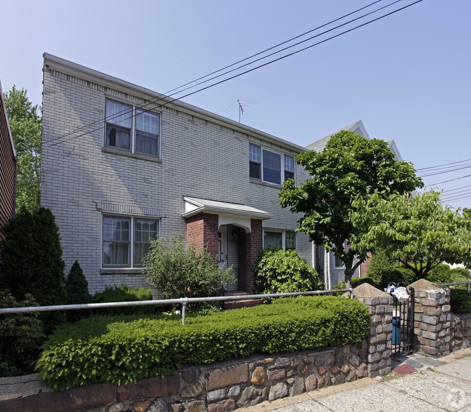 Primary Photo - 931 Castleton Ave