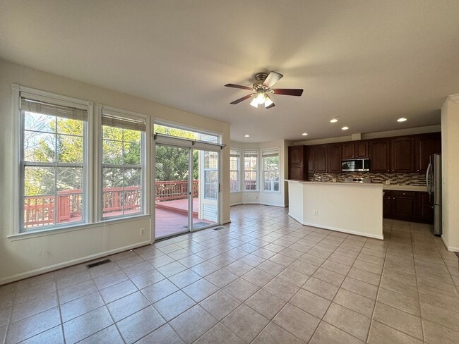 Foto del edificio - Stunning 3 Bed 3.5 Bath End-Unit Townhome In Desired Potomac Lakes