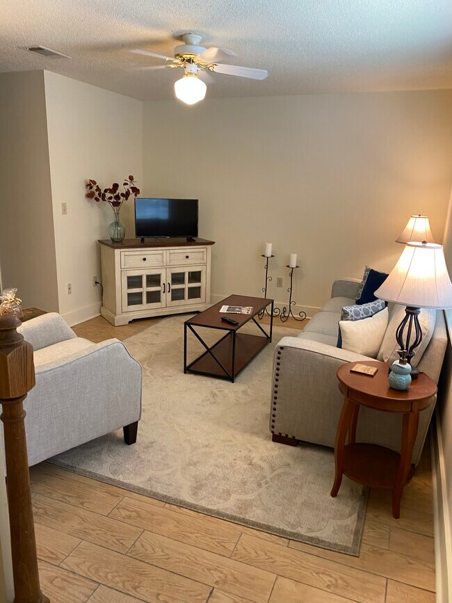 Amplio estudio con armario para abrigos. - 106 Michael Dr