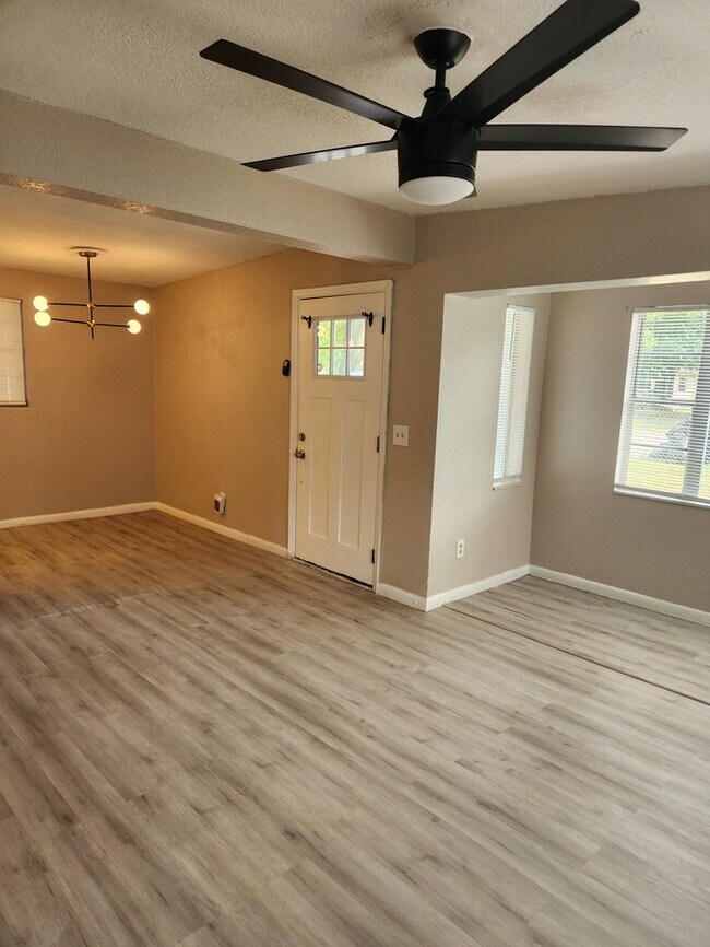 Foto del edificio - Updated 3/2 with oversize bedrooms