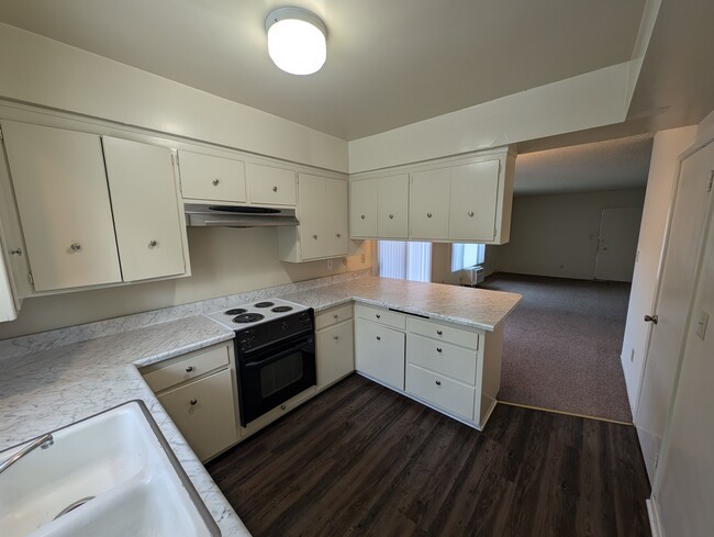 Kitchen (view 2) - 1804 Acacia