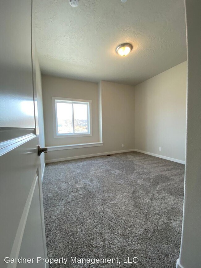 Building Photo - 2033 E Quail Run Rd