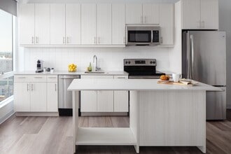 Building Photo - Lincoln Square