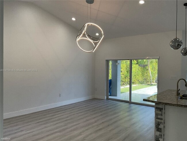 Building Photo - 3 br, 2 bath House - 425 SW 198th Ter # 425