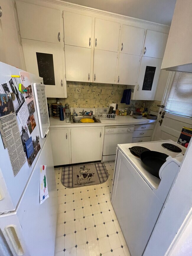 Kitchen - 21 Woolf Ave