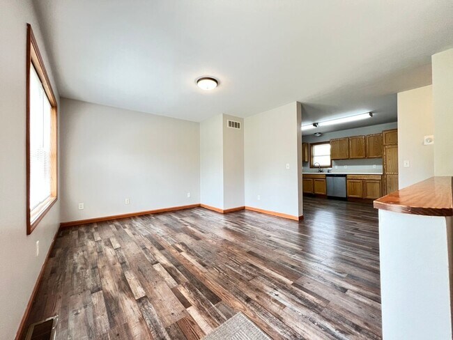 Foto del edificio - Spacious 3BR Duplex with Finished Basement & 2-Car Garage in Otsego