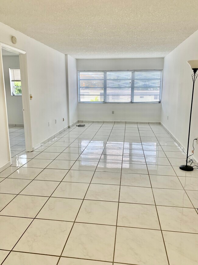 Amplio espacio habitable: comedor y sala de estar - 2690 SW 22nd Ave