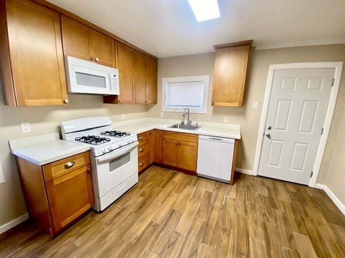 Primary Photo - Beautifully Updated 2 Bed 1 Bath unit in R...