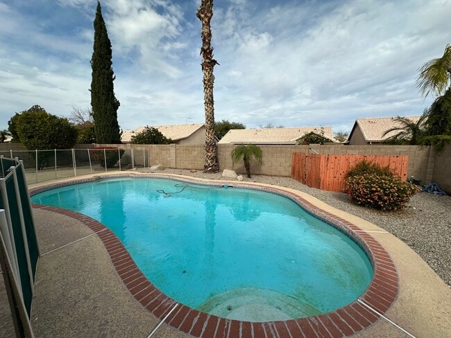 Building Photo - 3 BEDROOM HOME IN CHANDLER WITH FENCED POOL