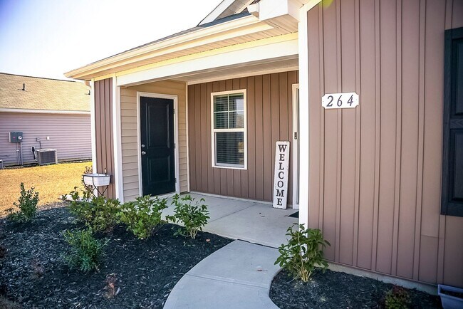 Foto del edificio - Upgraded 3 Bed, 2 Bath Pet-Friendly Home w...