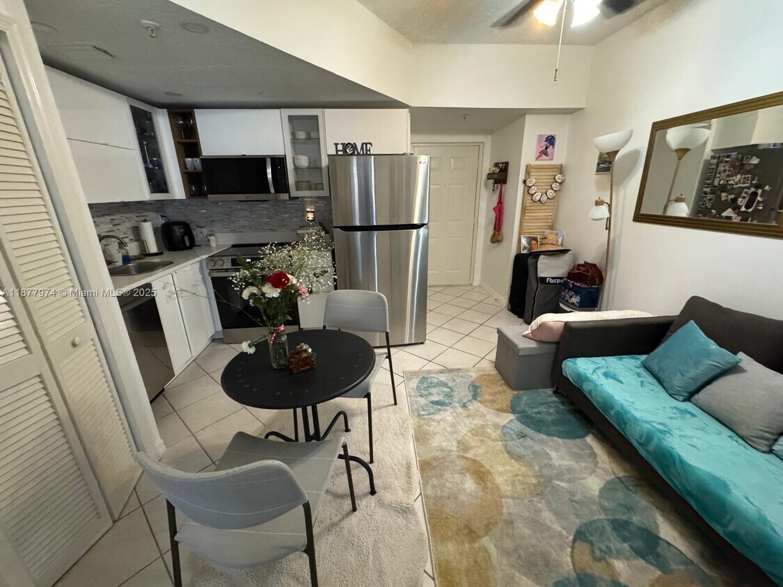 Foto principal - 3051 SW 27th Ave
