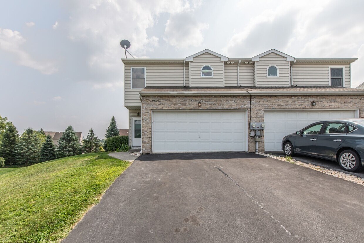 Primary Photo - Beautifully Renovated 3 Bedroom 2.5 Bath H...