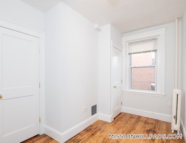 Building Photo - 49 Worthington St