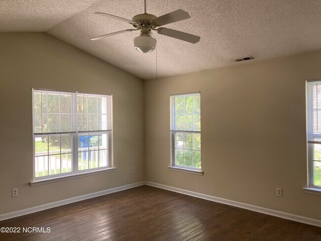 Building Photo - 217 Charter Dr