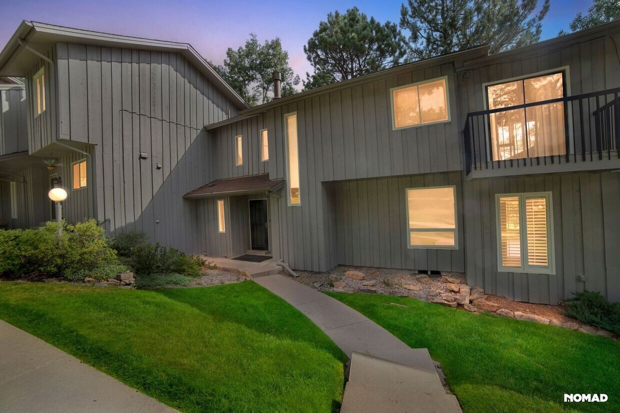 Foto principal - Spacious 4BR Condo in Evergreen