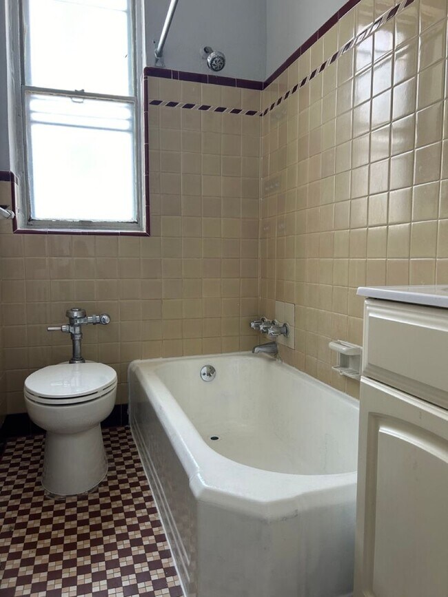Building Photo - 1 Bedroom, 1 Bathroom Apartment--Ready for...