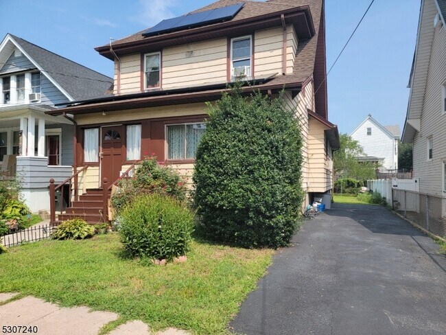 Building Photo - 126 DeMott Ave