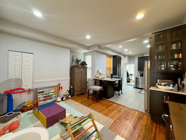 Foto del edificio - Charming 2-Bedroom Townhome with Fenced Ya...