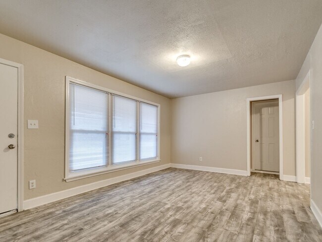 Building Photo - Clean and beautiful 3 be/1 bath home - Mus...