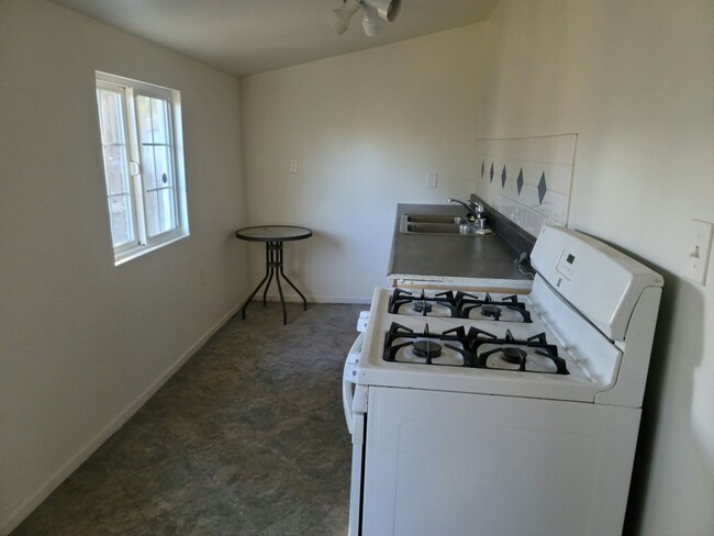 Building Photo - Renovated 2 bedroom & 2 bath