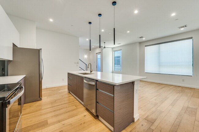 Foto del edificio - Live Above It All | Sleek Multi-Level Condo with Private Rooftop Deck