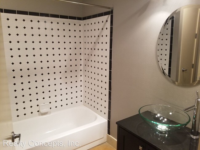 Building Photo - 465 S Locust Ave