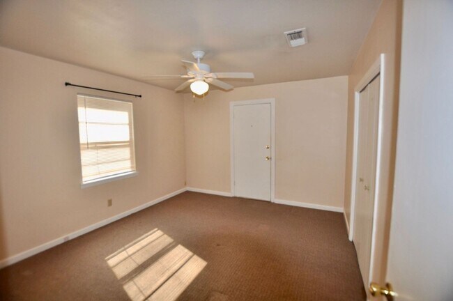Foto del edificio - FOR LEASE! 2 BR - 1BA - Frame Home with Carport in Great Location in Weatherford.