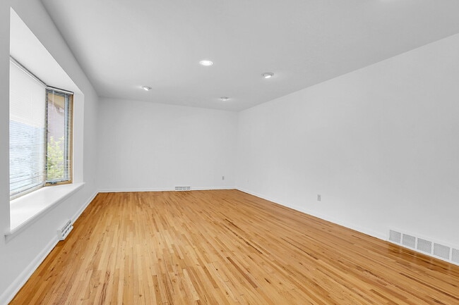 Building Photo - $3,000.00, 3 Bed, 3 Bath, Single Family Ho...