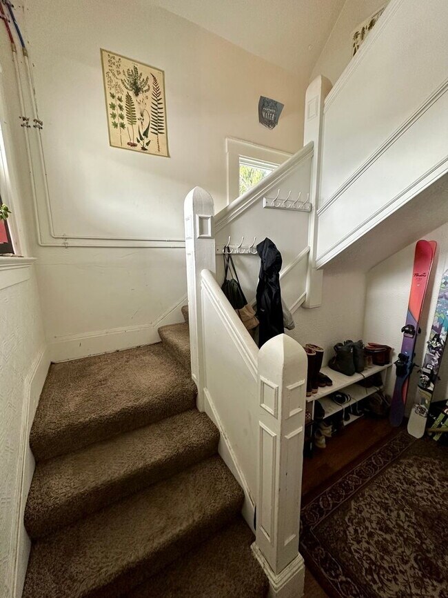 Foto del edificio - Spacious 7-Bed, 2-Bath Near Downtown Bellingham of Comfortable Living!