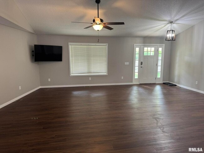 Building Photo - 18 Elmwood Dr