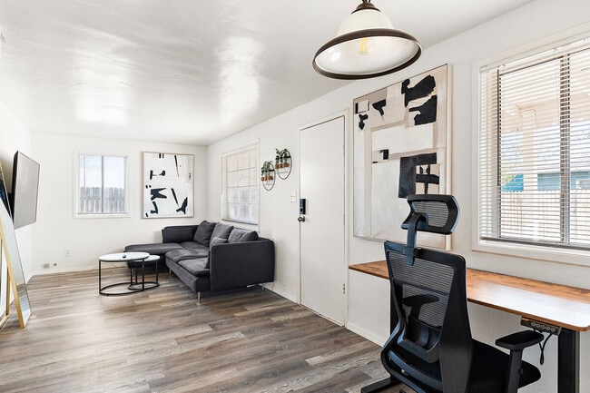 Building Photo - 704 W Main St